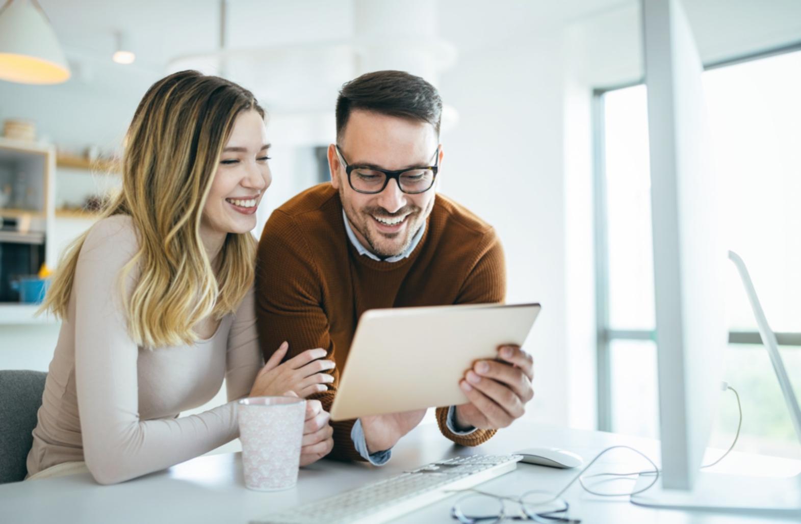 Arbeitsumgebung mit modernen SEO-Tools und professioneller Analyse